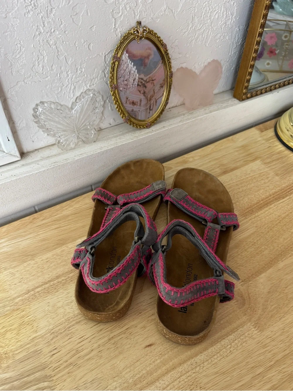 Cute Laidback London Pink Gray Leather T-Strap Sandals EU 42 Boho Y2K Comfort